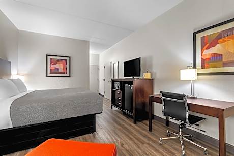 King Room with Roll-In Shower - Disability Access/Non Smoking/Interior Hall