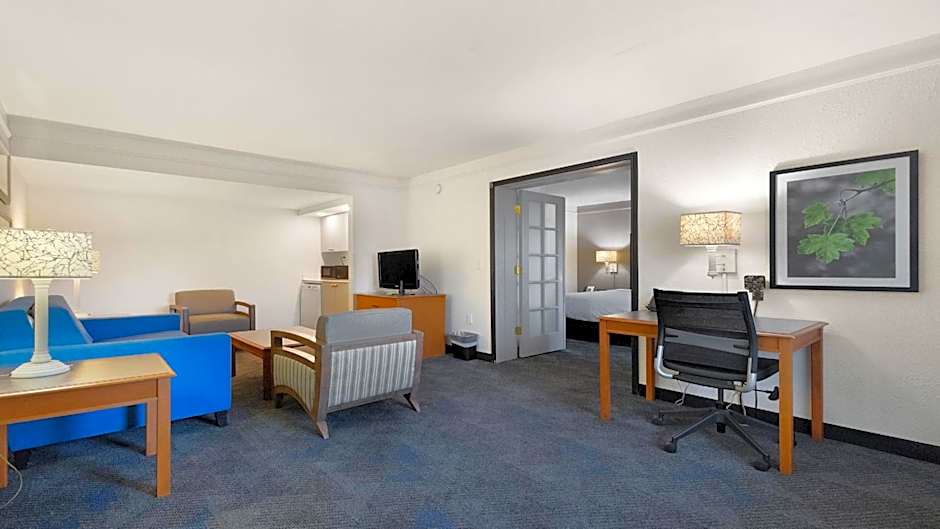 Howard Johnson by Wyndham Sacramento Downtown