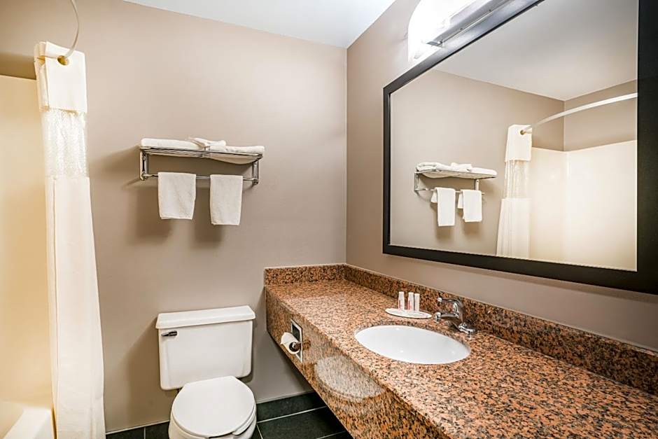 Days Inn & Suites by Wyndham Wausau