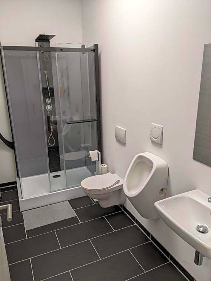 BUSINESS-MOTEL free WiFi & massage, air-con, XXL-Parking