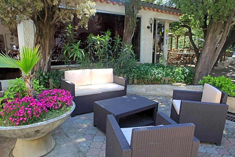 Logis Hotel le Petit Manoir Rest. la Tonnelle