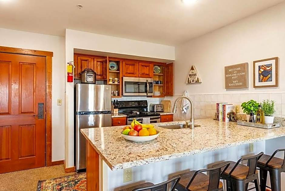 HH 207 Ski-InOut Sunrise Views Village Steps Sleeps 4