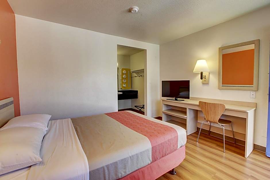 Motel 6-Bellflower, CA - Los Angeles