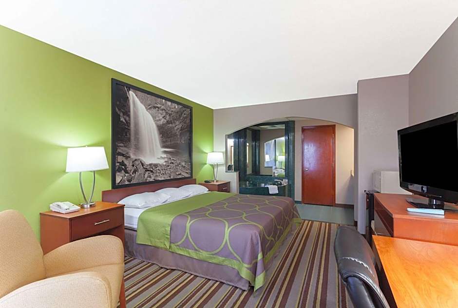 Super 8 by Wyndham Clarksville Northeast