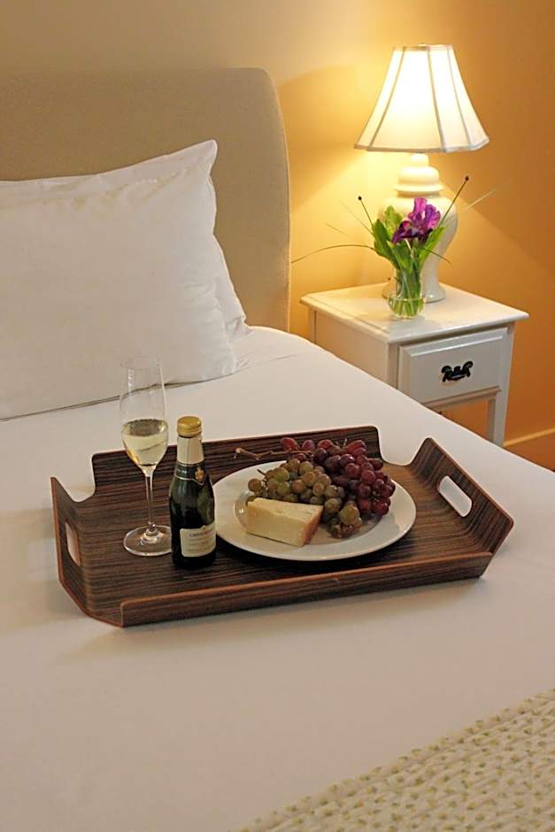 Photo 1 sur 15 de 1 Queen Bed