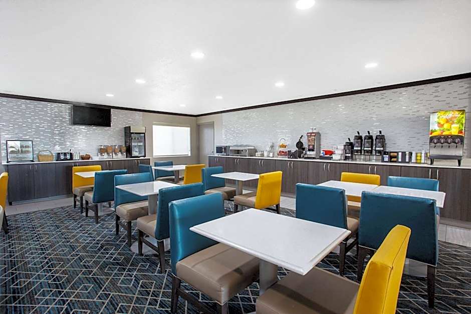 La Quinta Inn & Suites by Wyndham Peru Starved Rock St Park 