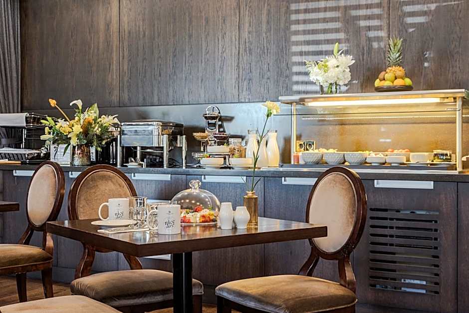 Metropole Hotel by Semarah