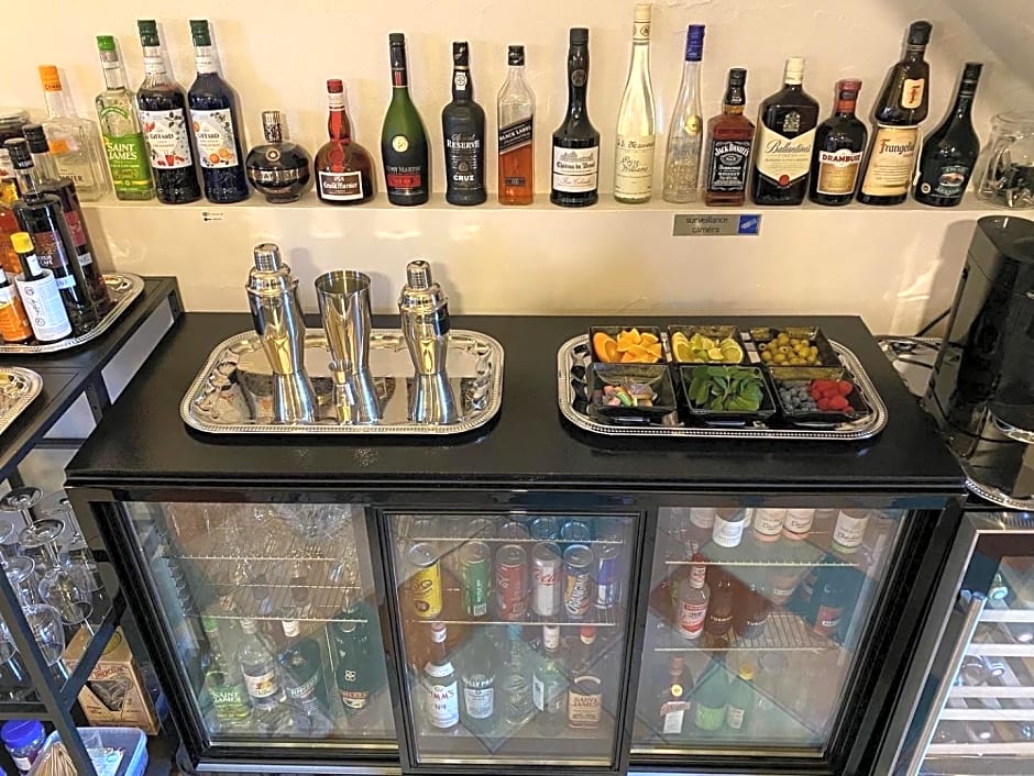 Sans Souci Bed and Breakfast Luxe Heated Pool and Restaurant