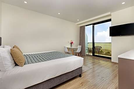 1 Bedroom Apartment with Balcony and Views