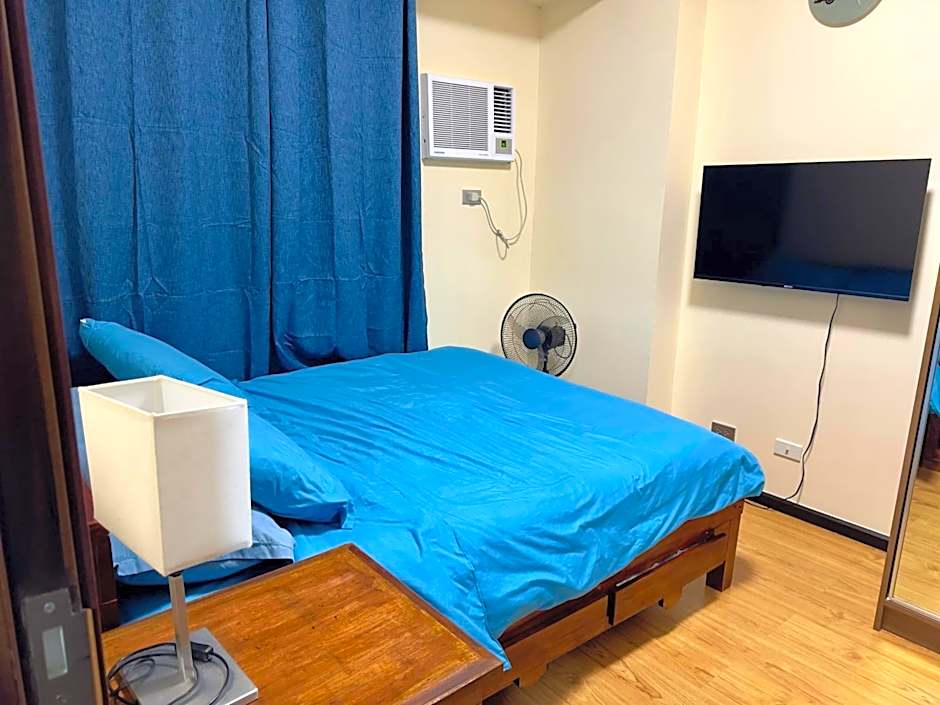 Bayfront Suite in Pasay Near NAIA Terminal, PICC, Star City, MOA and US Embassy - Pet-Friendly, Wi-Fi & Netflix, Free Swimming Pool, Sauna, Work from Home Ready