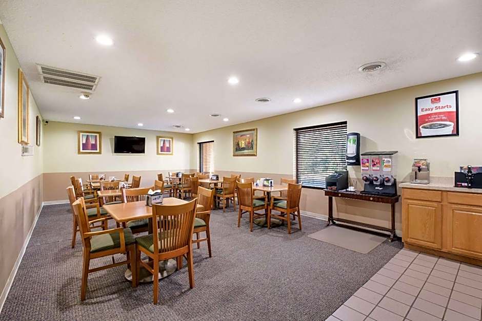 Econo Lodge Inn & Suites East