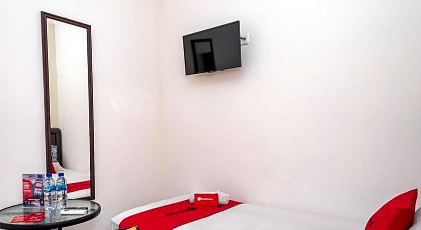 RedDoorz near Alun Alun Bandung 2