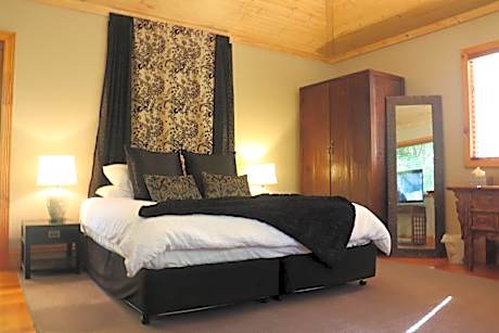 One-Bedroom Garden Retreat Cottage