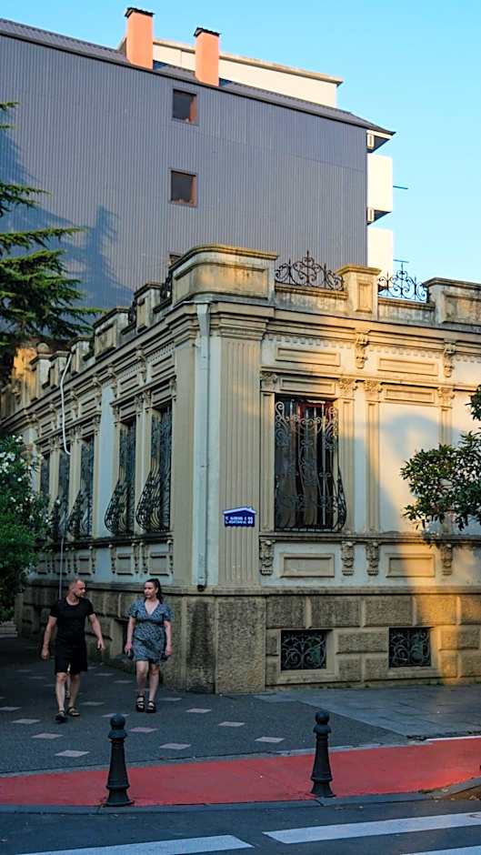 Karvi Hostel & Suites