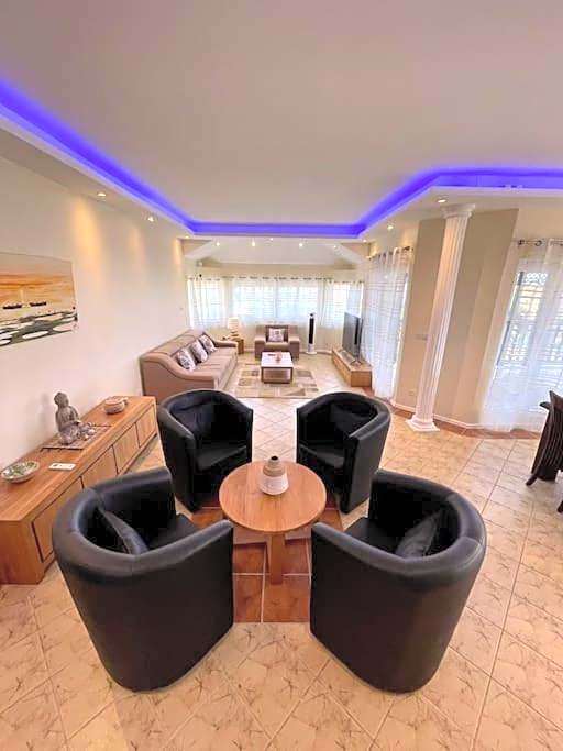 Villa Aglaia mit Pool, Garten und Palmen