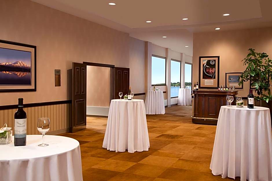 The Lakefront Anchorage - A Millennium Hotel