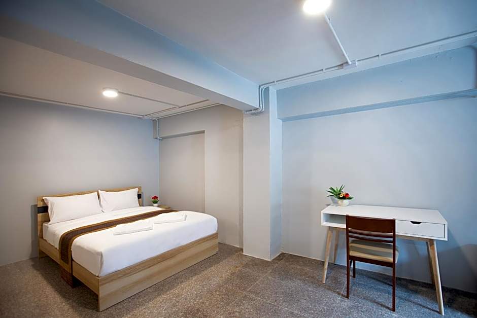 185@Surawong Residence