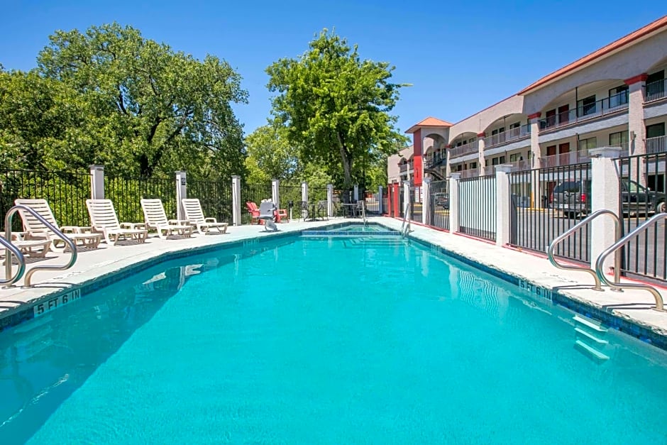 Super 8 by Wyndham Austin University/Downtown Area
