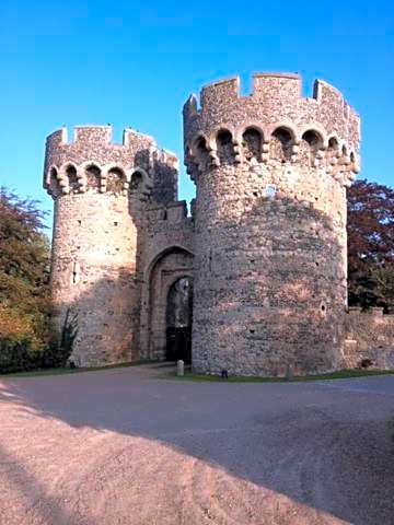 The Horseshoe and Castle