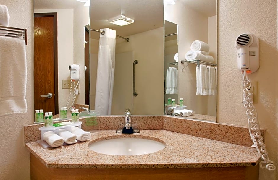 Holiday Inn Express Hotel & Suites Branson 76 Central, an IHG Hotel