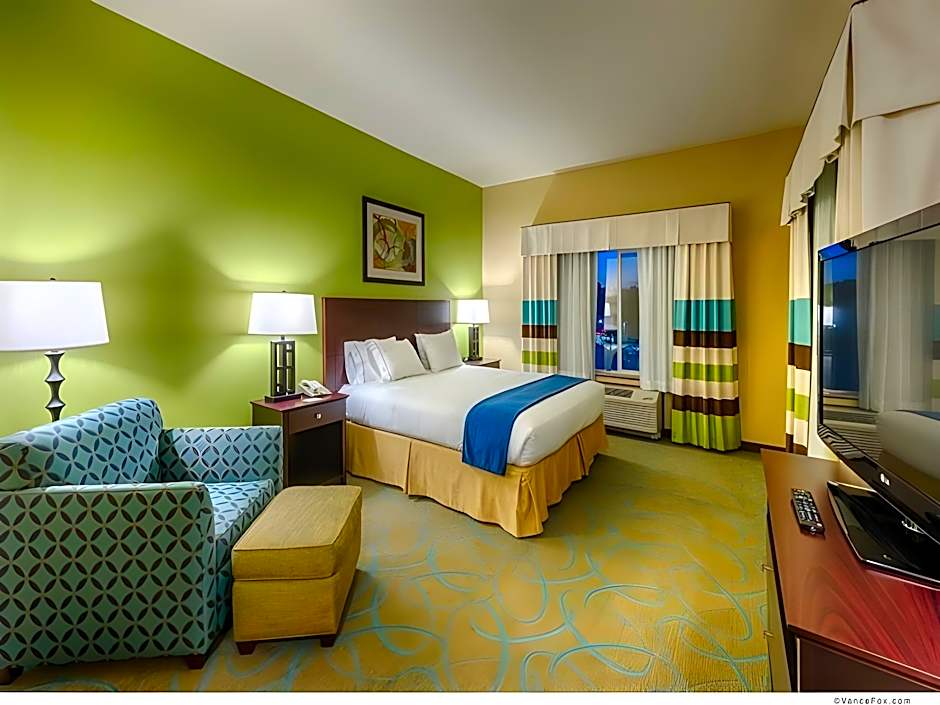 Holiday Inn Express & Suites / Red Bluff - South Redding Area By IHG