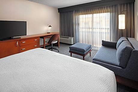 King Room with Adapted Tub - Mobility Accessible