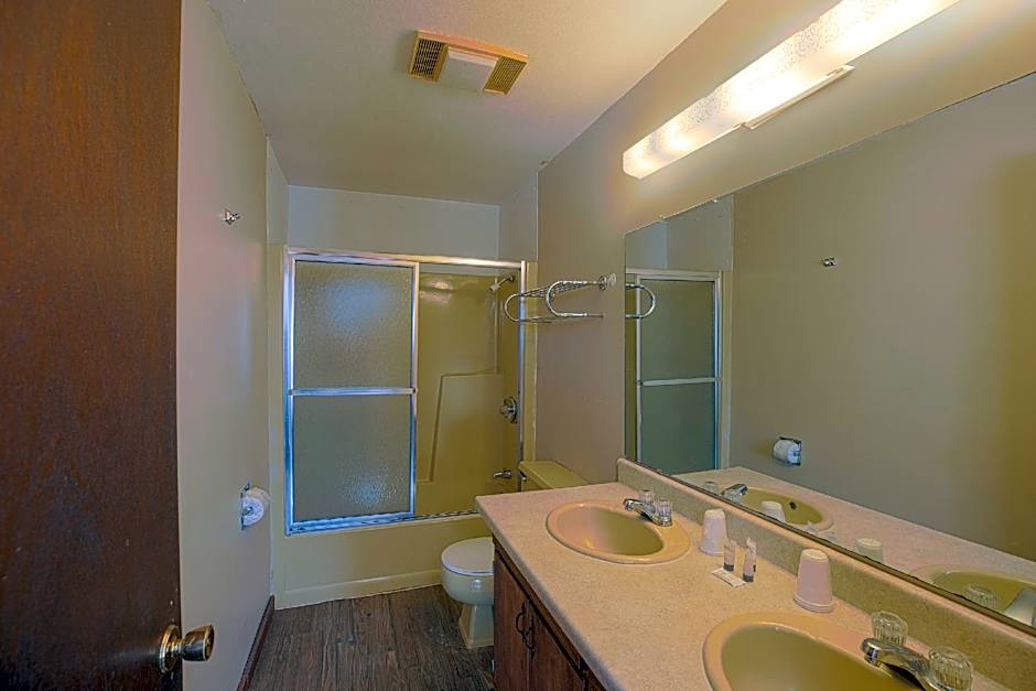 Love Hotels Tomahawk by OYO at Lake Mohawksin WI