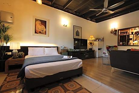 Three-Bedroom House with River View