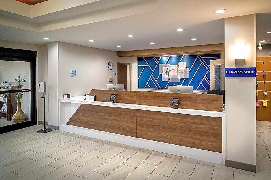 Holiday Inn Express & Suites Fairmont By IHG