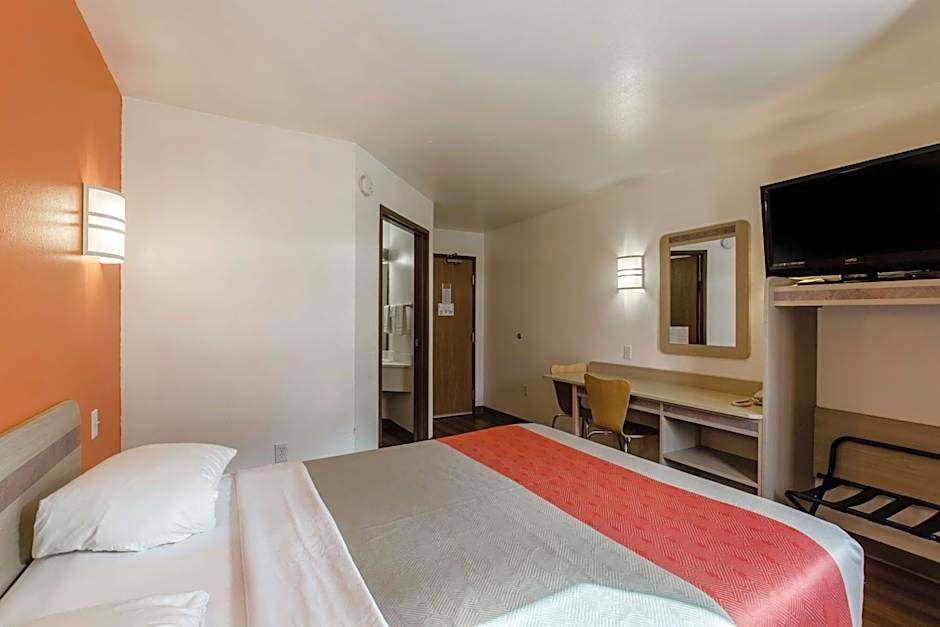 Motel 6-Baraboo, WI - Lake Delton-Wisconsin Dells