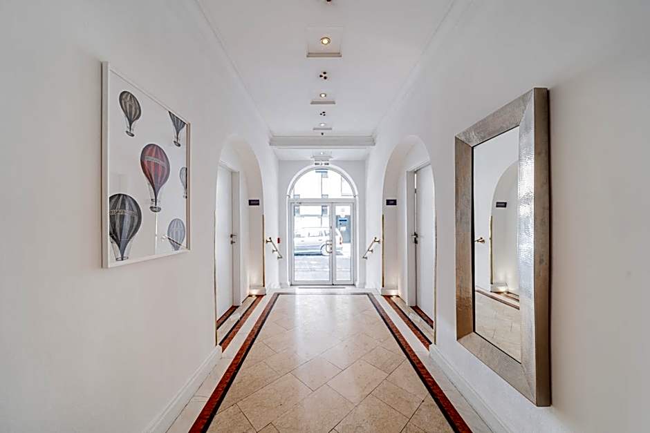 Self-Check-In Hotel Adlon