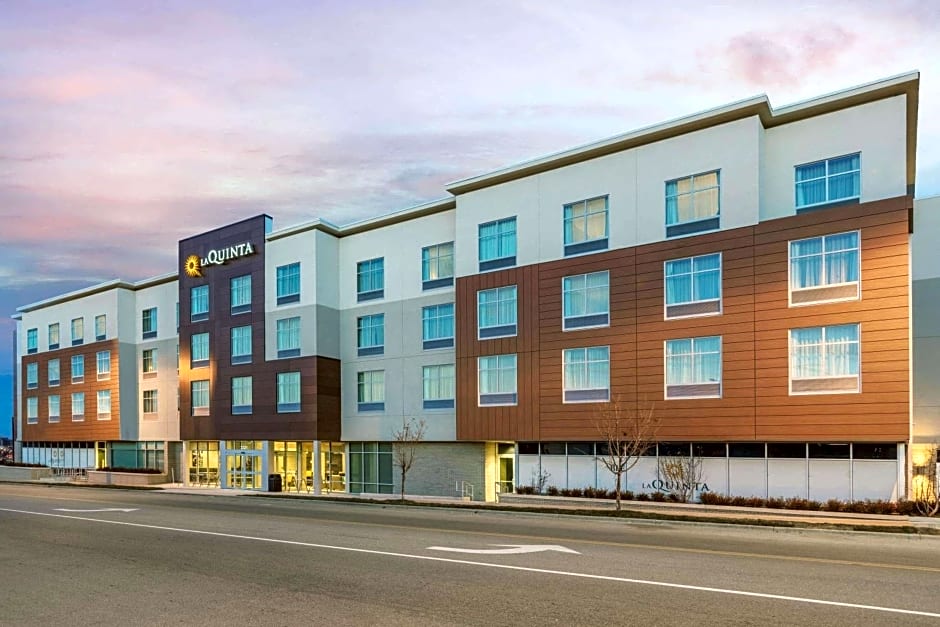 La Quinta Inn & Suites by Wyndham Kansas City Beacon Hill