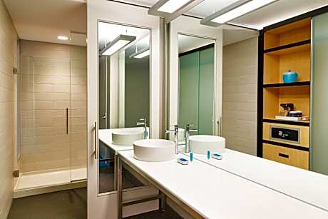 King Room with High Floor and Bathtub - Mobility Access/Hearing Accessible