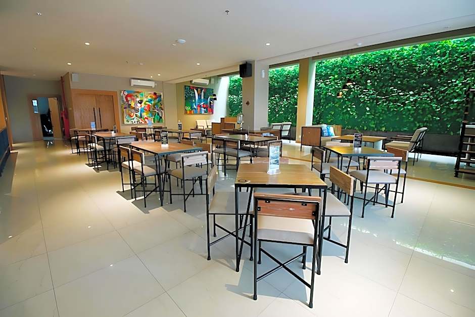 Yellow Star Ambarukmo Hotel