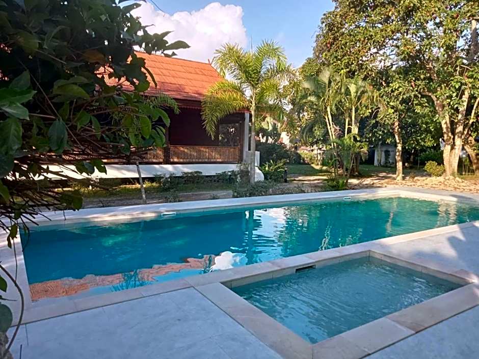 Baan Banyan Villa, wood house short walk to Mae Nam beach