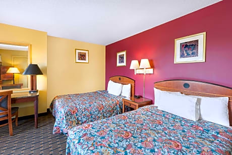 1 King Bed and 2 Queen Beds, Two -Bedroom Suite, Non-Smoking