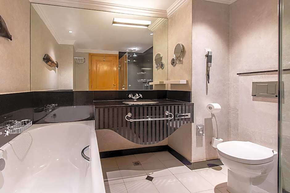 Hyatt Regency Harare, The Meikles