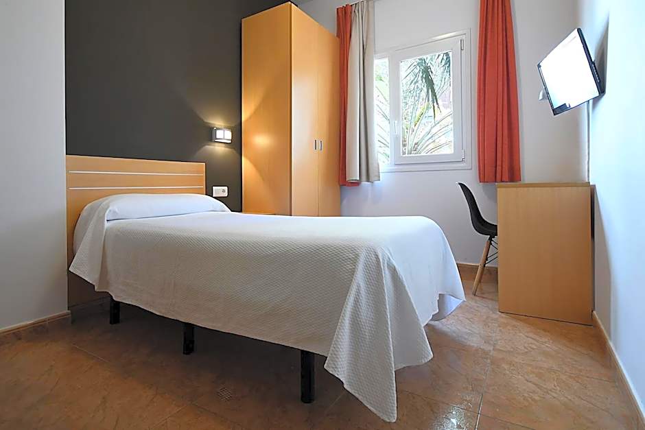 Photo 1 of 2 of Single Room