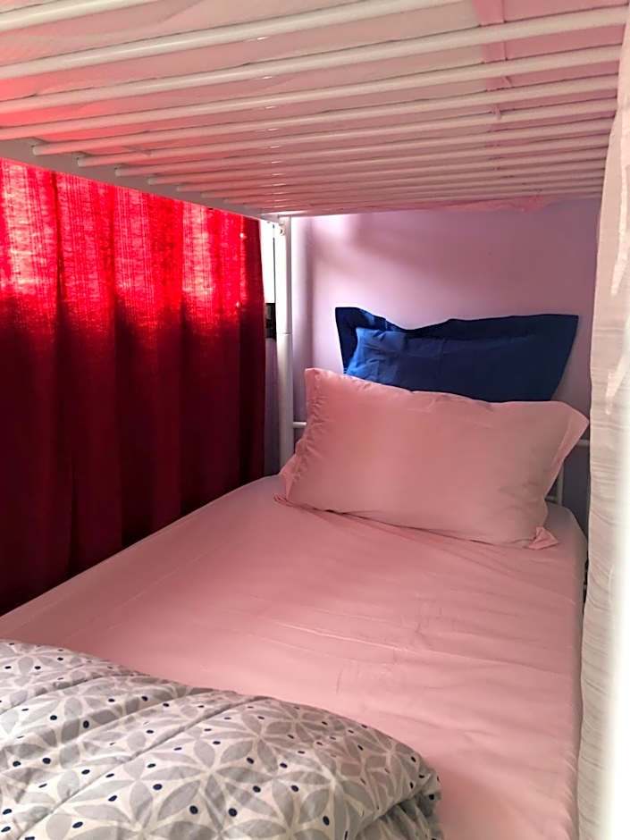Female-Dortoir Femme -Dorm Shared Room Paris