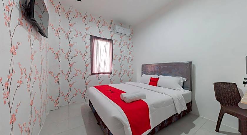 RedDoorz Syariah Plus near Tugu Bubur Ayam Cianjur