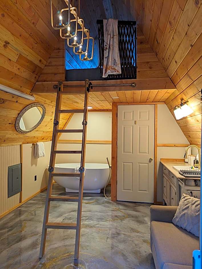 Tree Ring Cabin on 33 Acre Farm