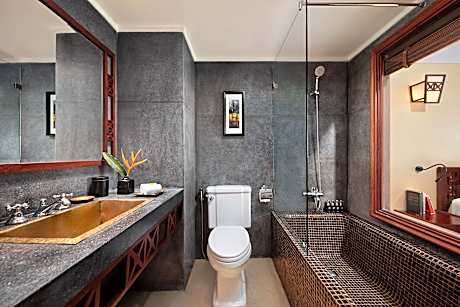 Deluxe Balcony Queen, Classic Wing