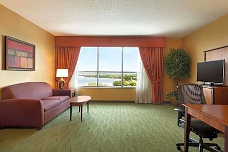 King Corner Suite with City View - Non-Smoking