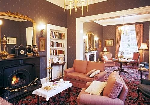 Ross Lake House Hotel