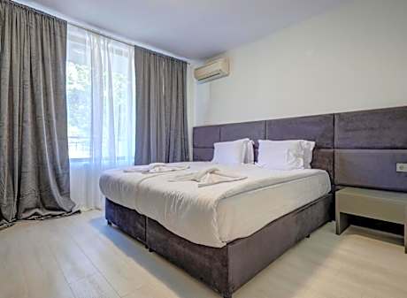 One-Bedroom Apartment with Garden View and Balcony