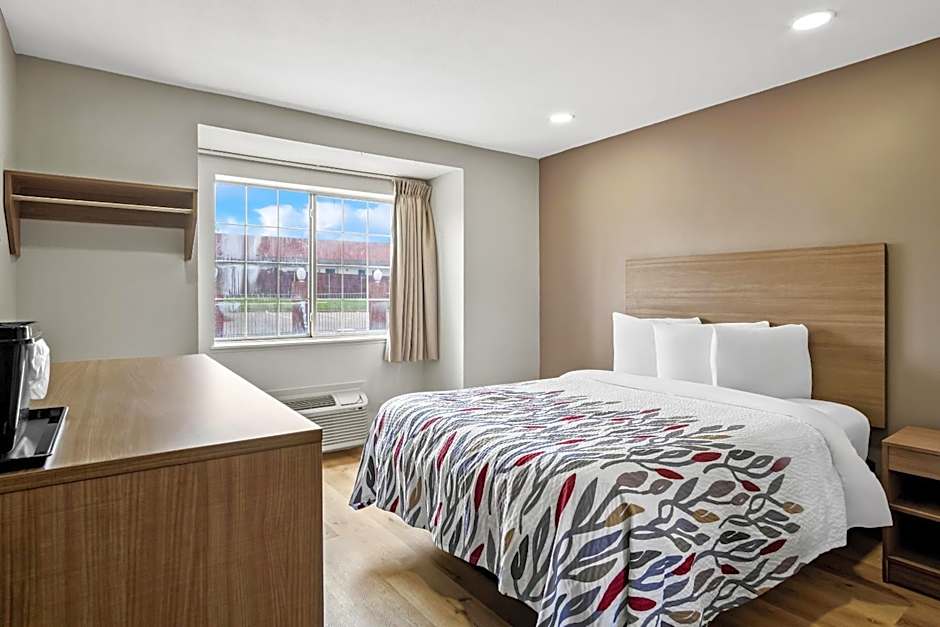 Photo 1 of 4 of Deluxe 1 Queen Bed