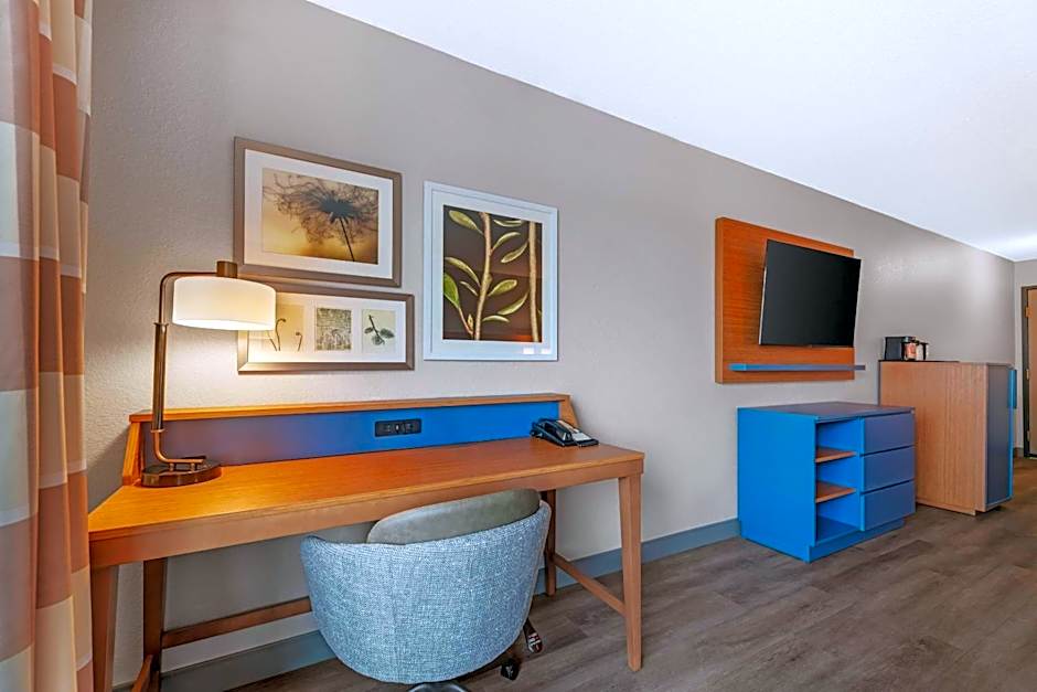 Country Inn & Suites by Radisson, West Bend, WI