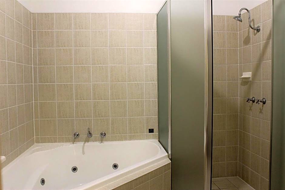 Carlyle Suites & Apartments