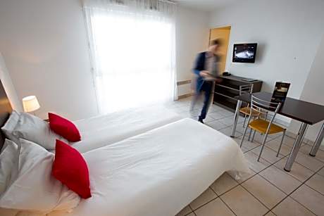 Studio with 2 Single Beds (1-2 Adults)