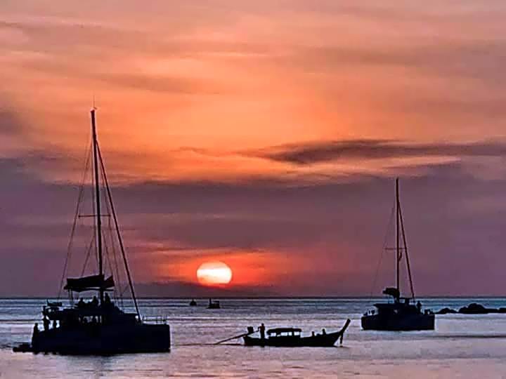 DAYA Beach, Lipe local